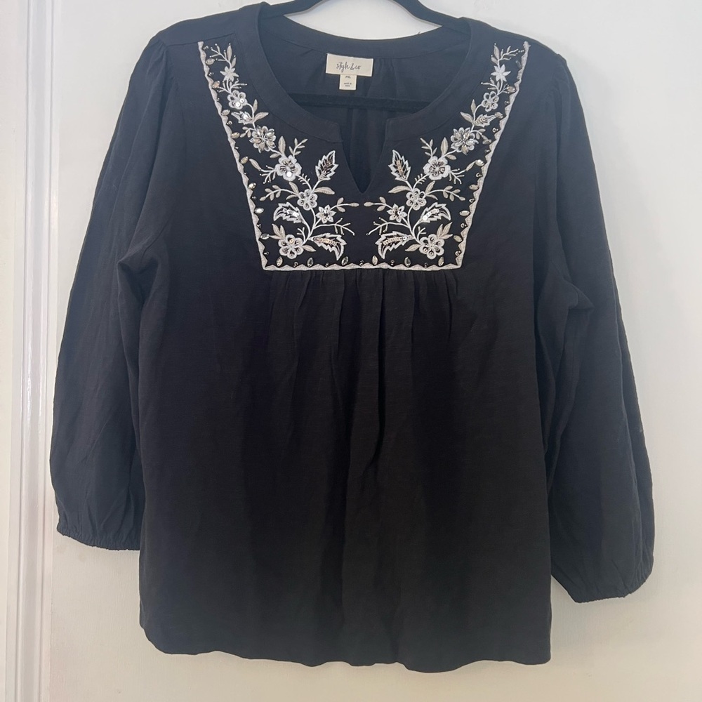 Style & Co. Black Top with White Floral Embroidery size PXL (X101)